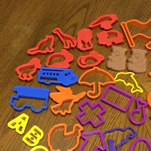 Vintage Farberware 78 Cookie Sandwich Cutters Animals Letters Numbers Holiday - Picture 2 of 6